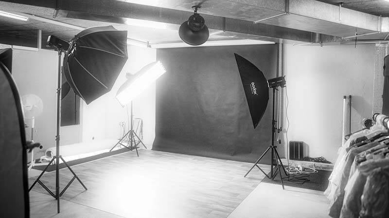 Fotostudio Emmenbrücke mit Hintergrund in schwarz, weiss und greenscreen.