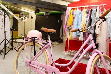 fotostudio mit velo im vordergrund