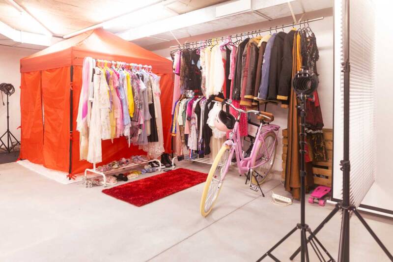 Umkleide mit Heizung und Kleiderauswahl