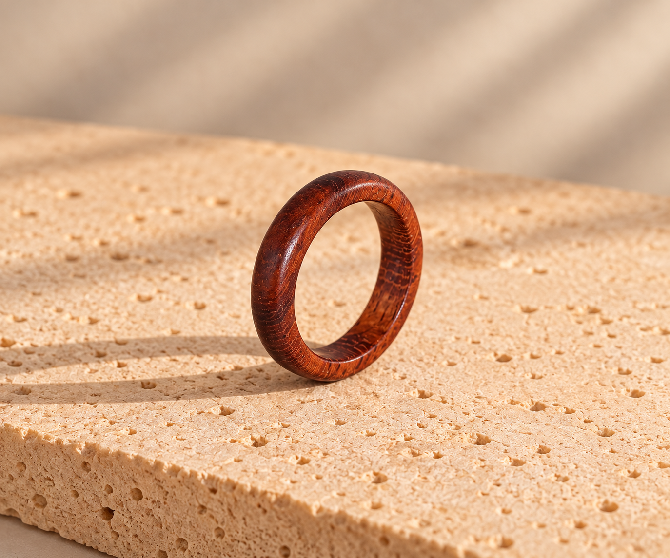 Ring Padoek - gelakt - ringmaat 18
