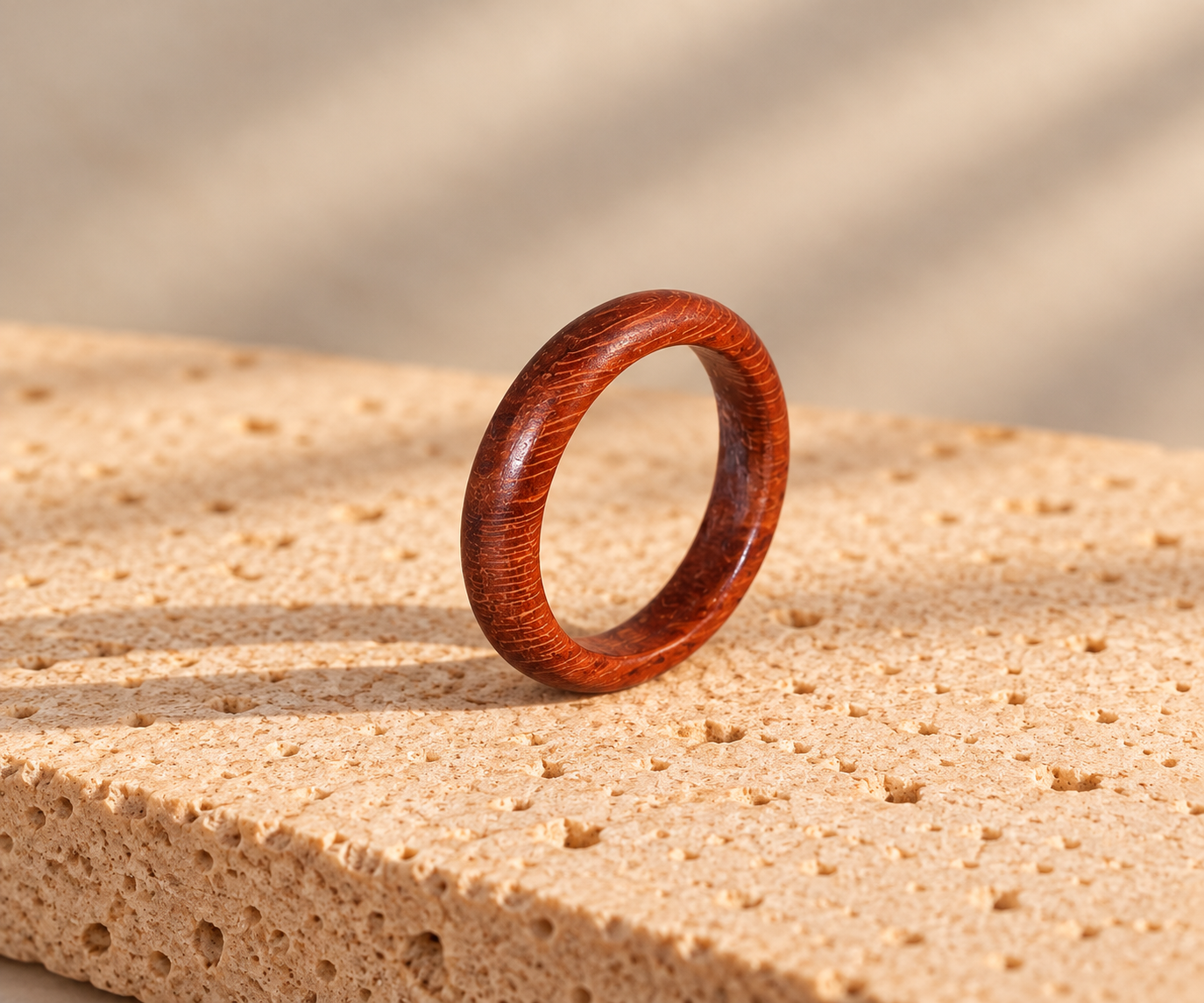 Ring Padoek - gelakt - ringmaat 20