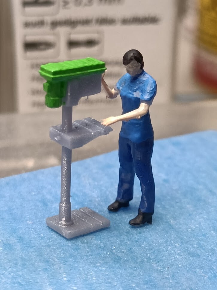 Ouvrier et sa perceuse a colonne (PEINT) ech 1/87