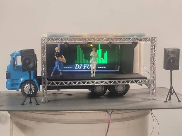 Disco Mobile complet avec les 5 membres de l'orchestre + les spectateurs