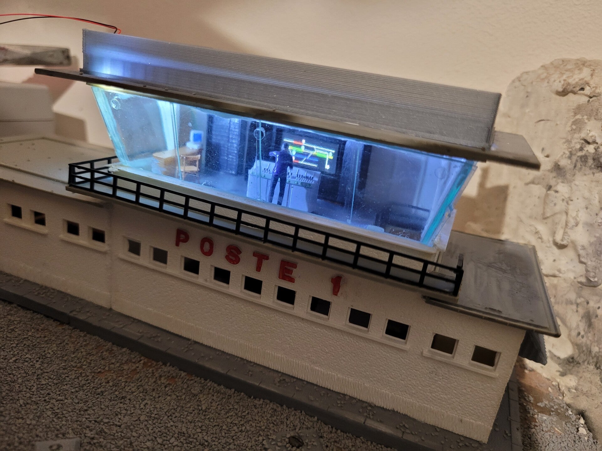 Agencement d'un poste d'aiguillage Jouef avec ecran digital (Deja peint, A COLLER,sans Alimentation)