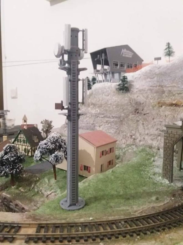 Pylône antenne téléphonie mobile GSM