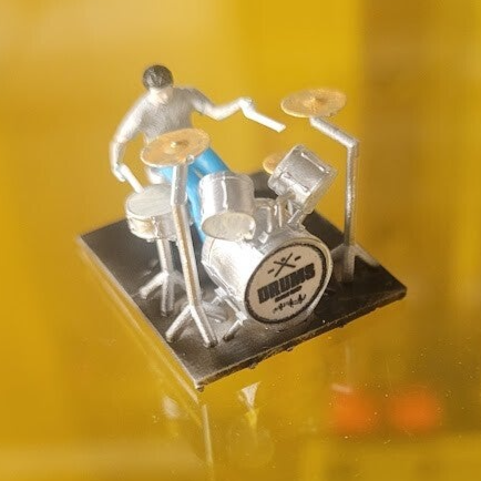 Musicien, le batteur Peint 1/87