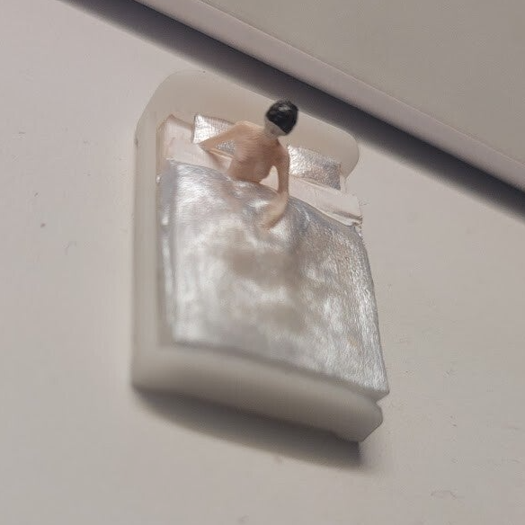 Figurine délicate sur lit détaillé – Une scène pleine de charme