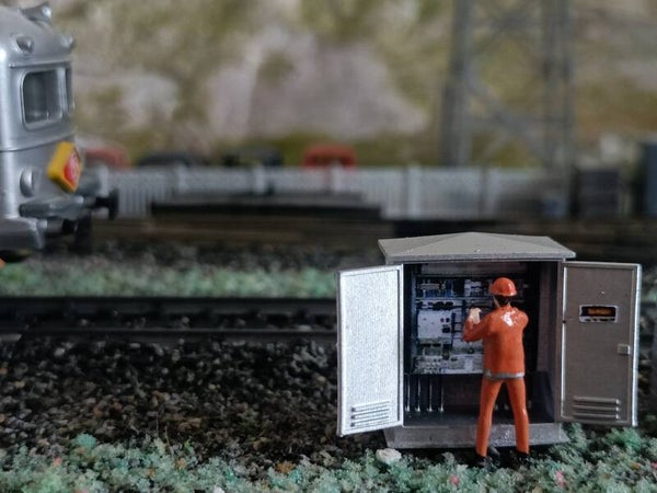 L'armoire électrique avec son technicien de maintenance