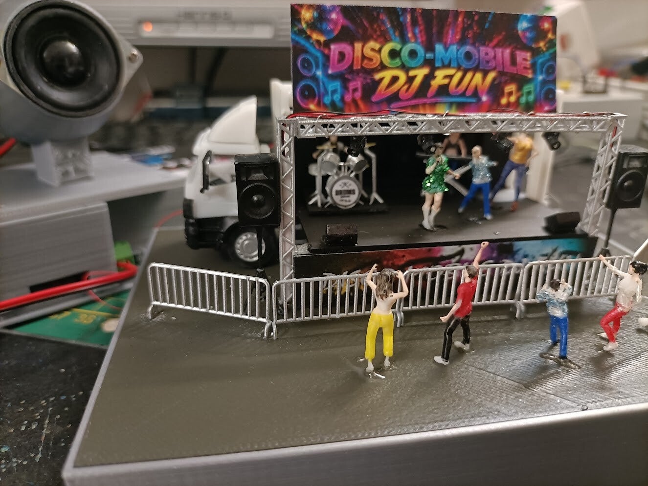 Disco Mobile complet avec les 5 membres de l'orchestre + les spectateurs