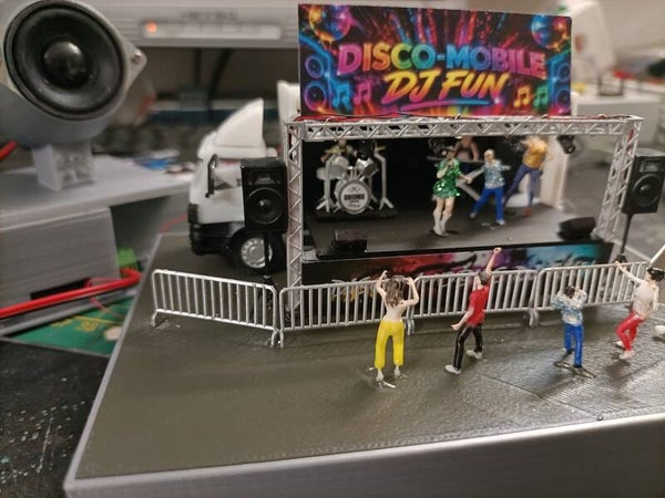 Disco Mobile complet avec les 5 membres de l'orchestre + les spectateurs