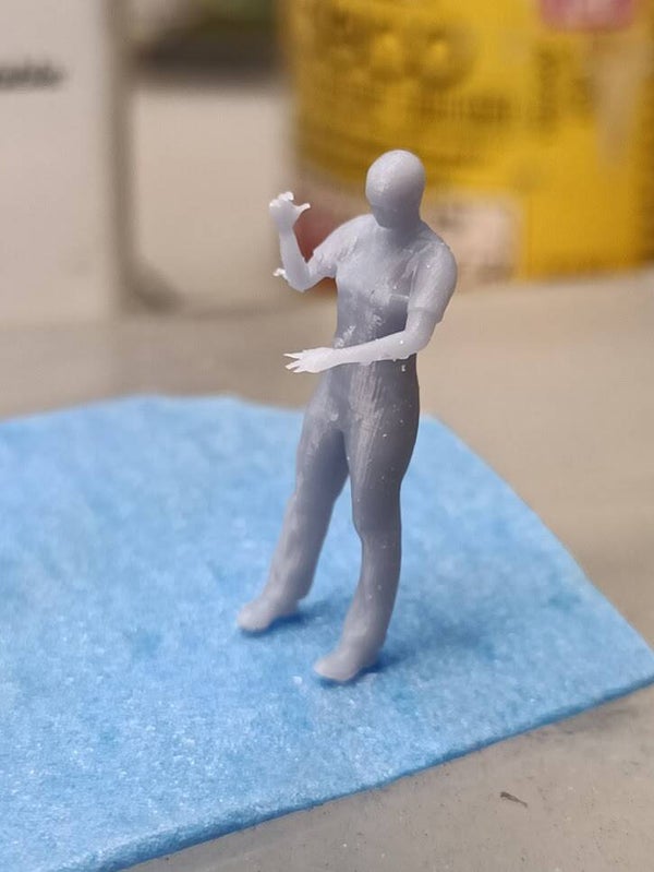 Ouvrier en position devant une perceuse a colonne sur pieds