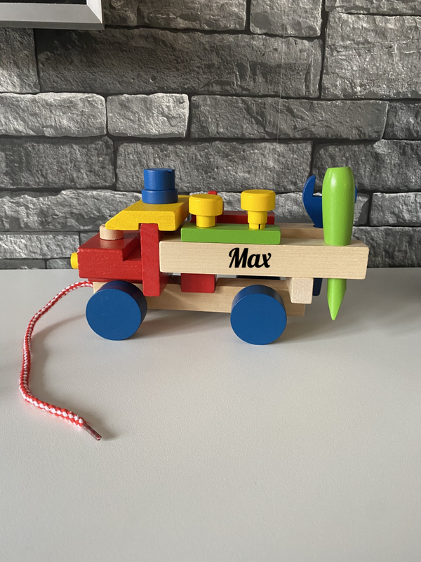 Houten demonteer-monteer vrachtauto met naam