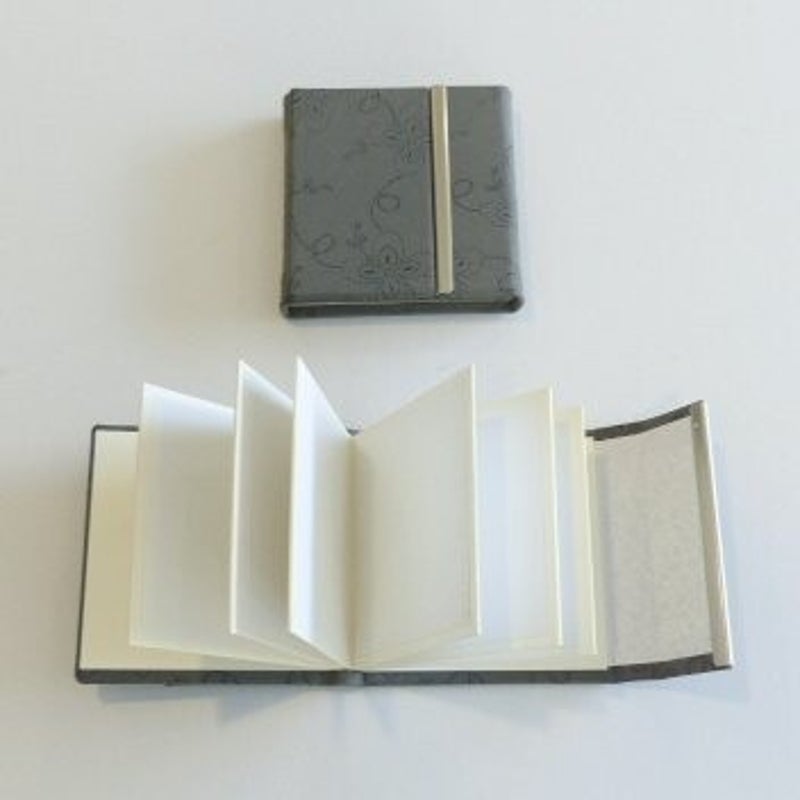 Luxe stoffen mini (ouder)album voor 12 foto's 10x10cm. met magneetsluiting