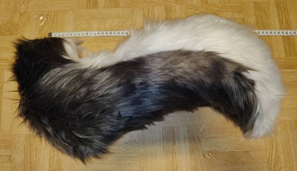 Tummanharmaa-valkoinen häntä