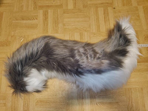 Harmaa-valkoinen häntä