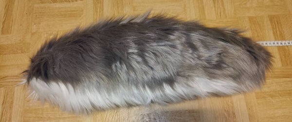 Roikkuva harmaa-valkoinen häntä