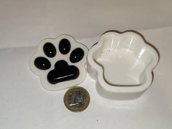 Tassu resiinirasia musta-valkoinen. pieni