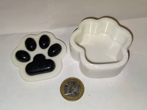 Tassu resiinirasia musta-valkoinen. pieni