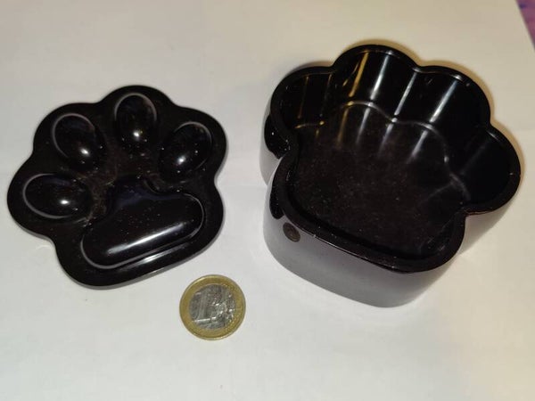 Tassu resiinirasia koko musta. iso