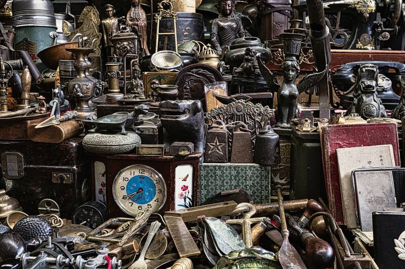 Kultflohmarkt auf dem Messegelände in Idar-Oberstein mit vielen Ständen und Besuchern