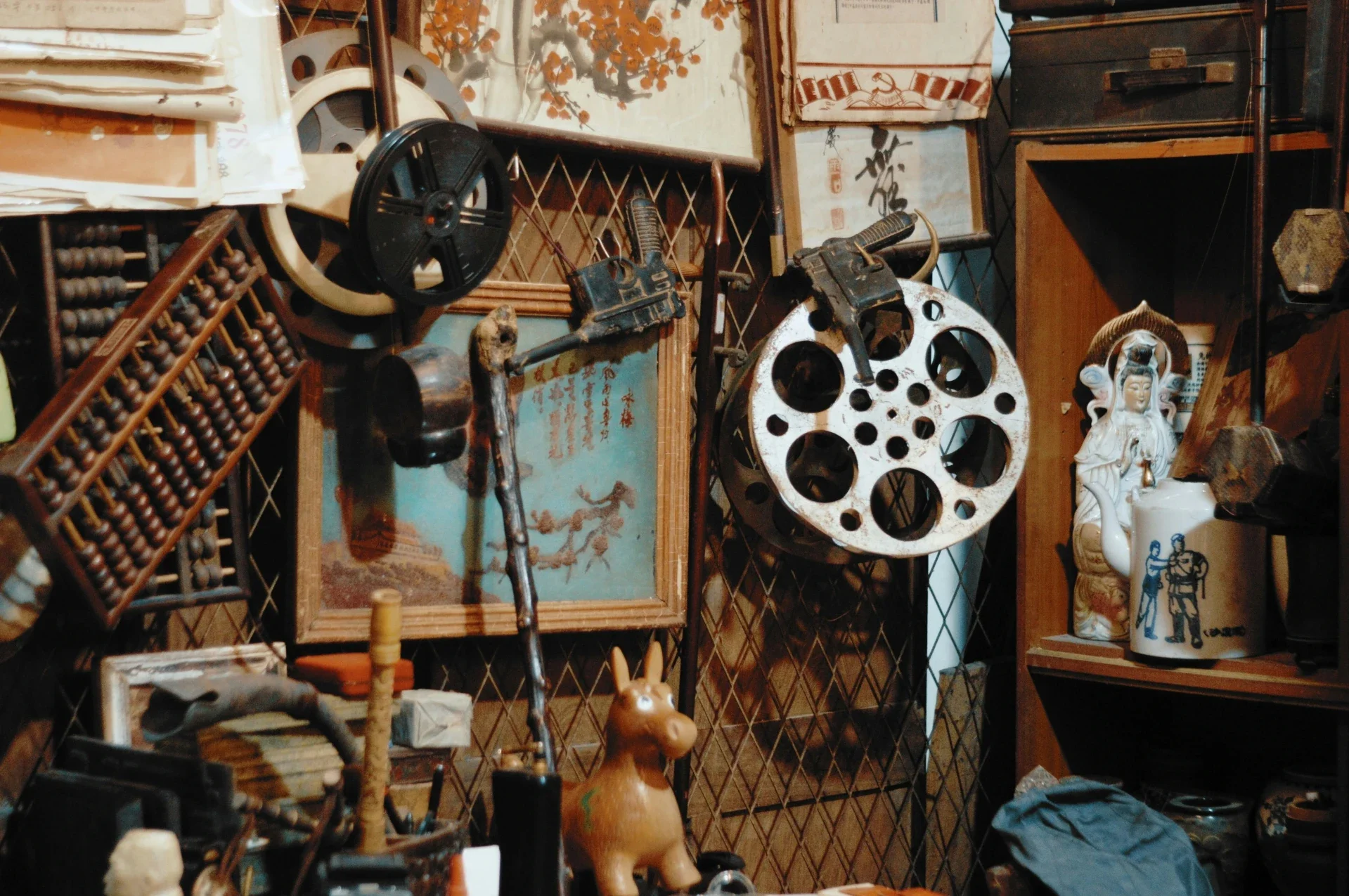 Trödelmarkt mit Second Hand Kleidung, Schallplatten und Deko auf Verkaufstischen, typischer Kultflohmarkt in Deutschland, Bild von Unsplash  3