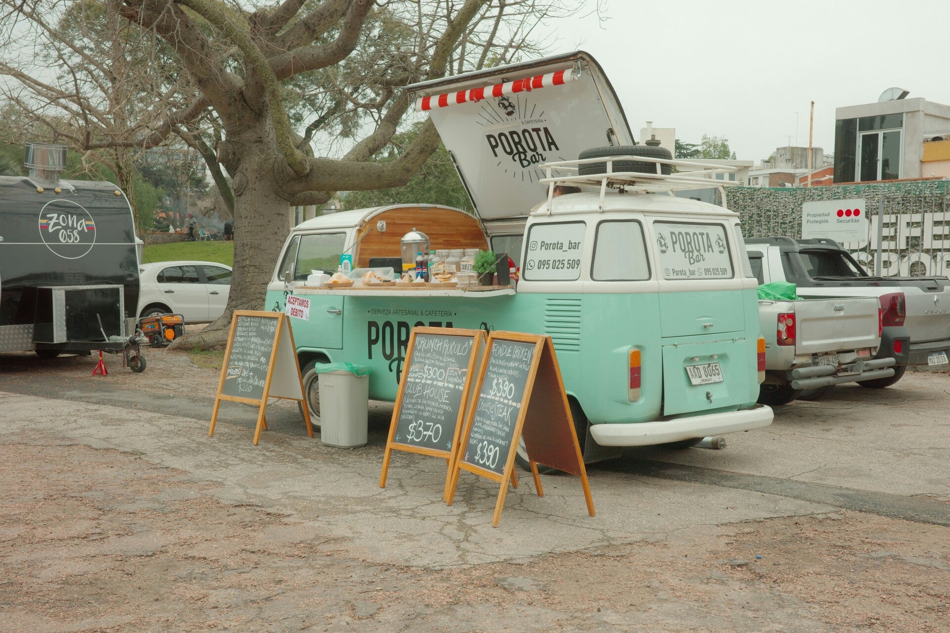 Retro Imbiss mit Kisten und Ware, typischer Trödelmarkt für private Aussteller, Kultflohmarkt, Bild von Unsplash