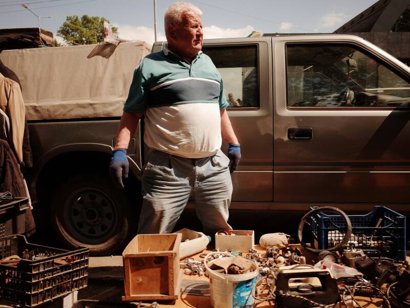 Besucher schlendern über den Kultflohmarkt auf dem neuen Messegelände in Landau