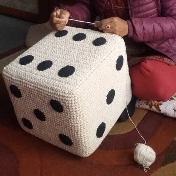 dice kinderpoef - gebroken wit en zwarte stippen - katoen - handgehaakt in Nepal