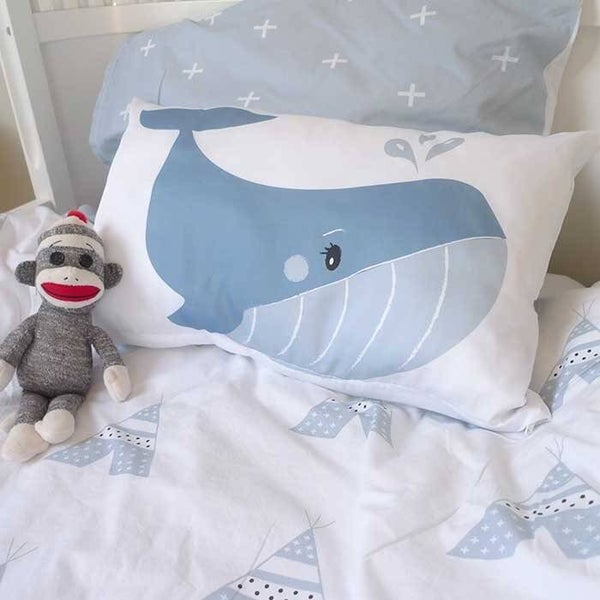 Kussentje walvis in de oceaan blauw