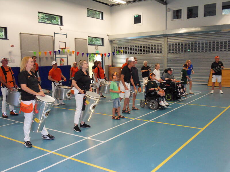 optreden action jeugdsportkamp Arnhem, gymzaal met kids samen spelen