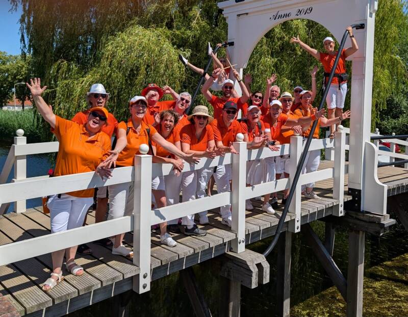 Sambaband Maisquenada op de brug in Heukelum