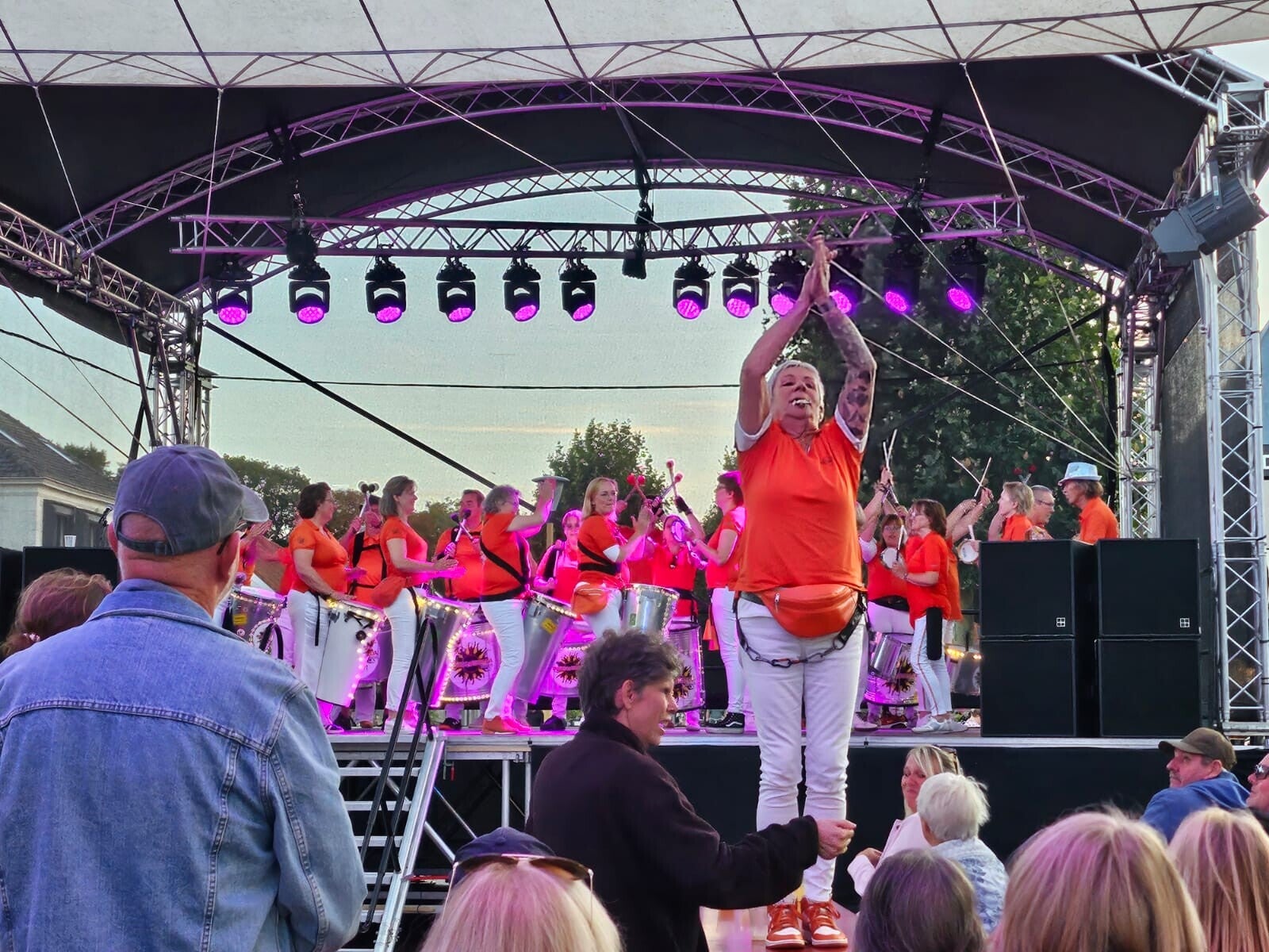 de mestre richt zich tot het publiek om mee te klappen Renesse 2025