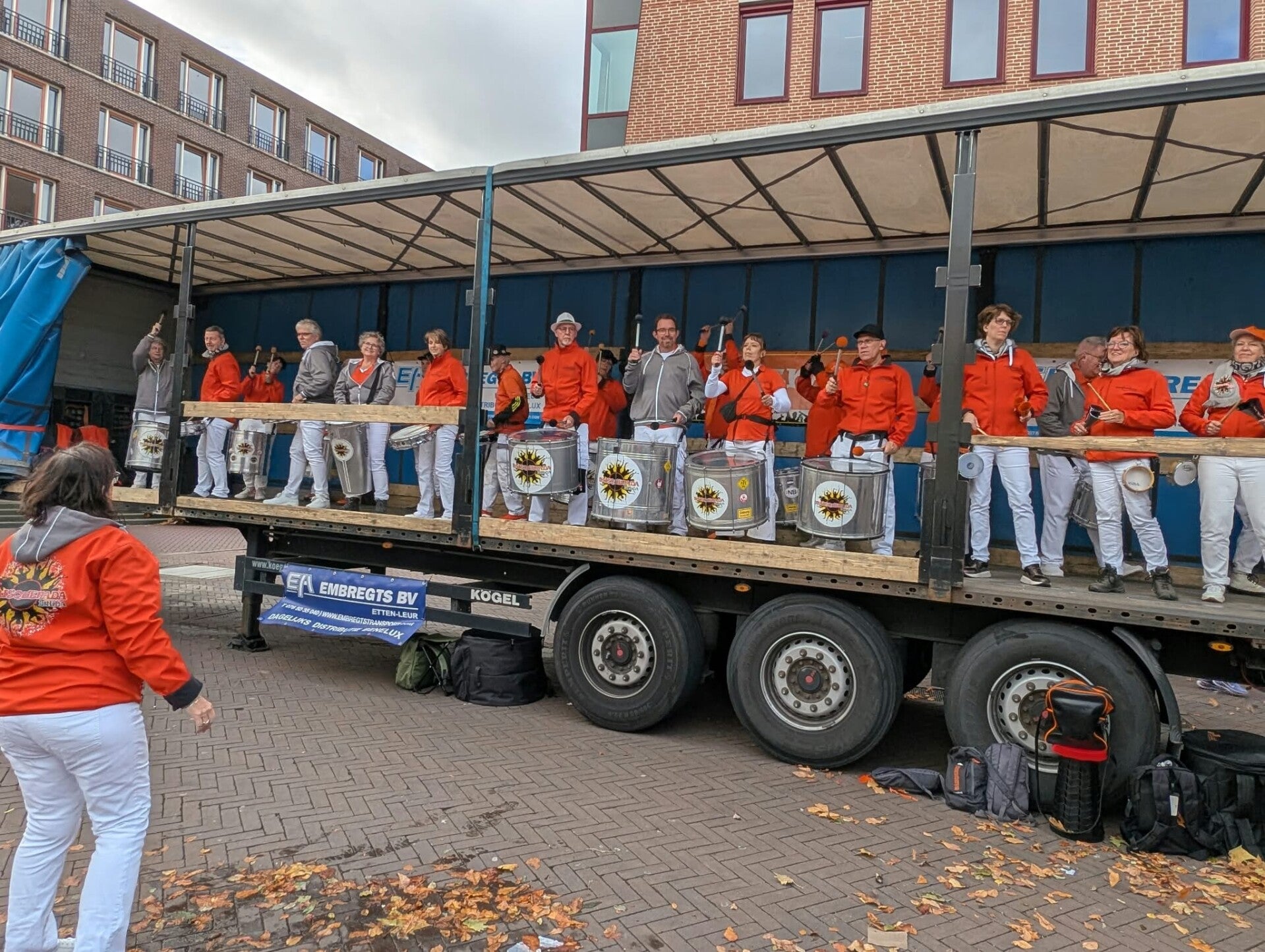 Sambaband Maisquenada Breda speelt op een grote oplegger tijdens de Van Oers Marathon Brabant 2026 in Etten-Leur en moedigt de hardlopers aan met opzwepende sambamuziek.
