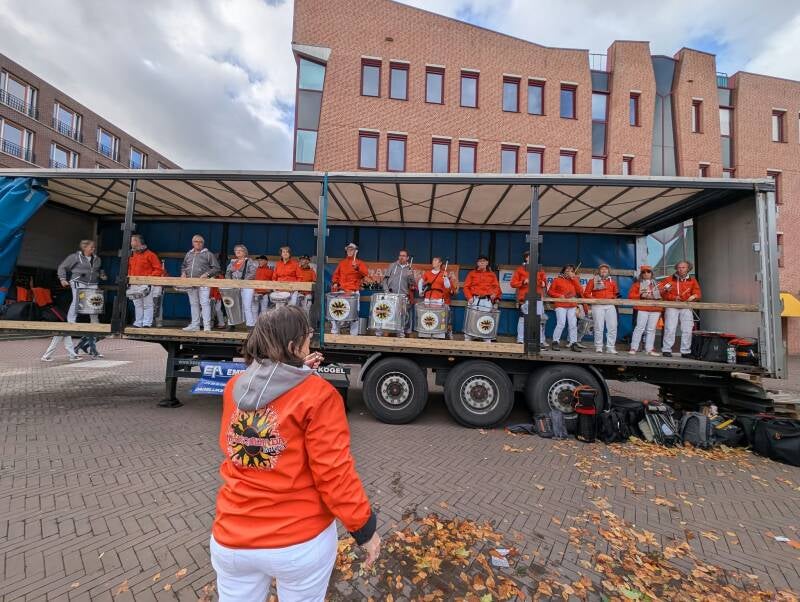 sambaband-in-oplegger-van-oers-marathon-standard.jpg
