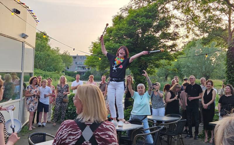 Nicole op de tafel voor de band met haar surdostokken