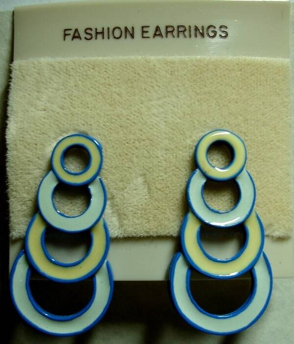 Vintage Pierced Earrings Descending Circles In Light Blue And Cream NOS