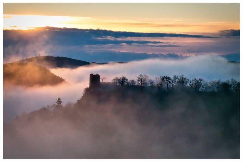 burgruine-neideck-vom-nebel-befreit