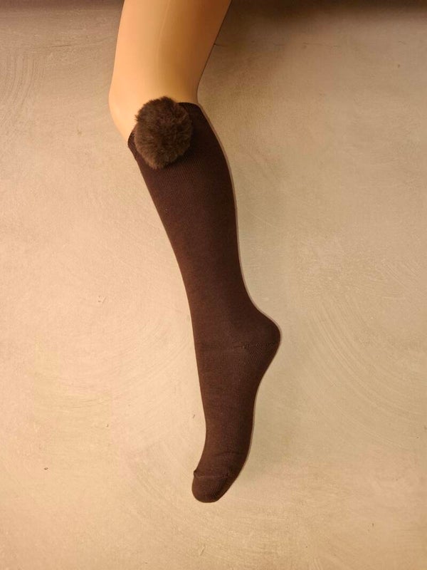 Donkerbruine meisjeskniekous met bontpompom