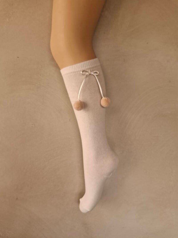 Offwhite kniekousen met strik en beige pompoms