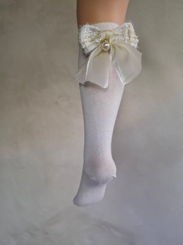 Sneeuwwitte meisjeskniekous met boucle strik in witgoud met organza en parel