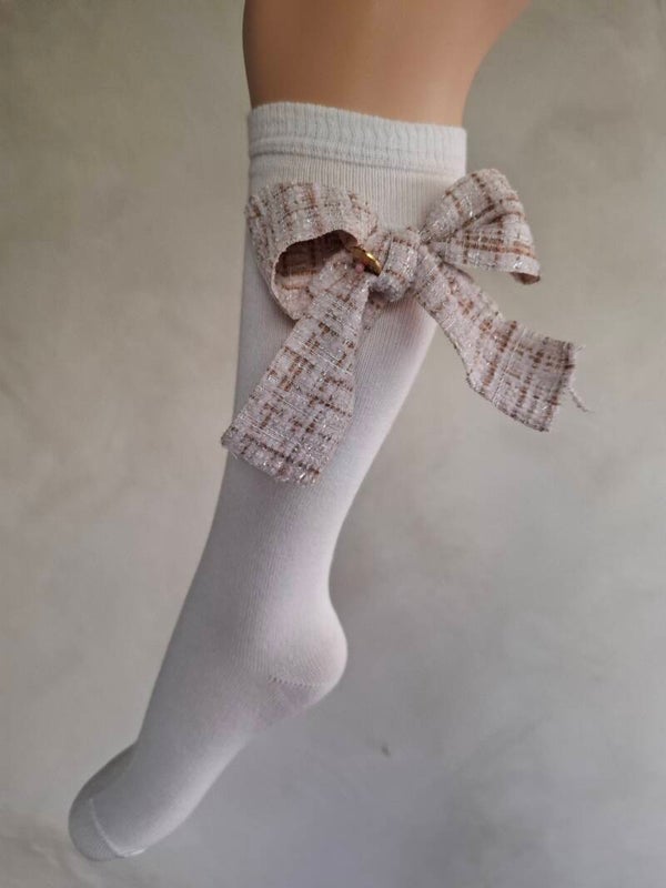 Offwhite kniekous met zandkleur boucle strik