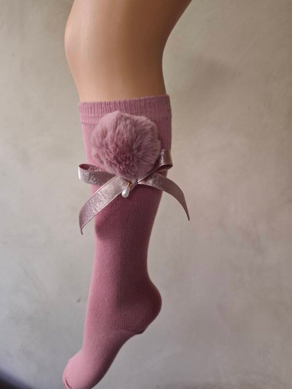 Mooie kleur oudroze knuekous met pompom, glansstrik, parelhanger