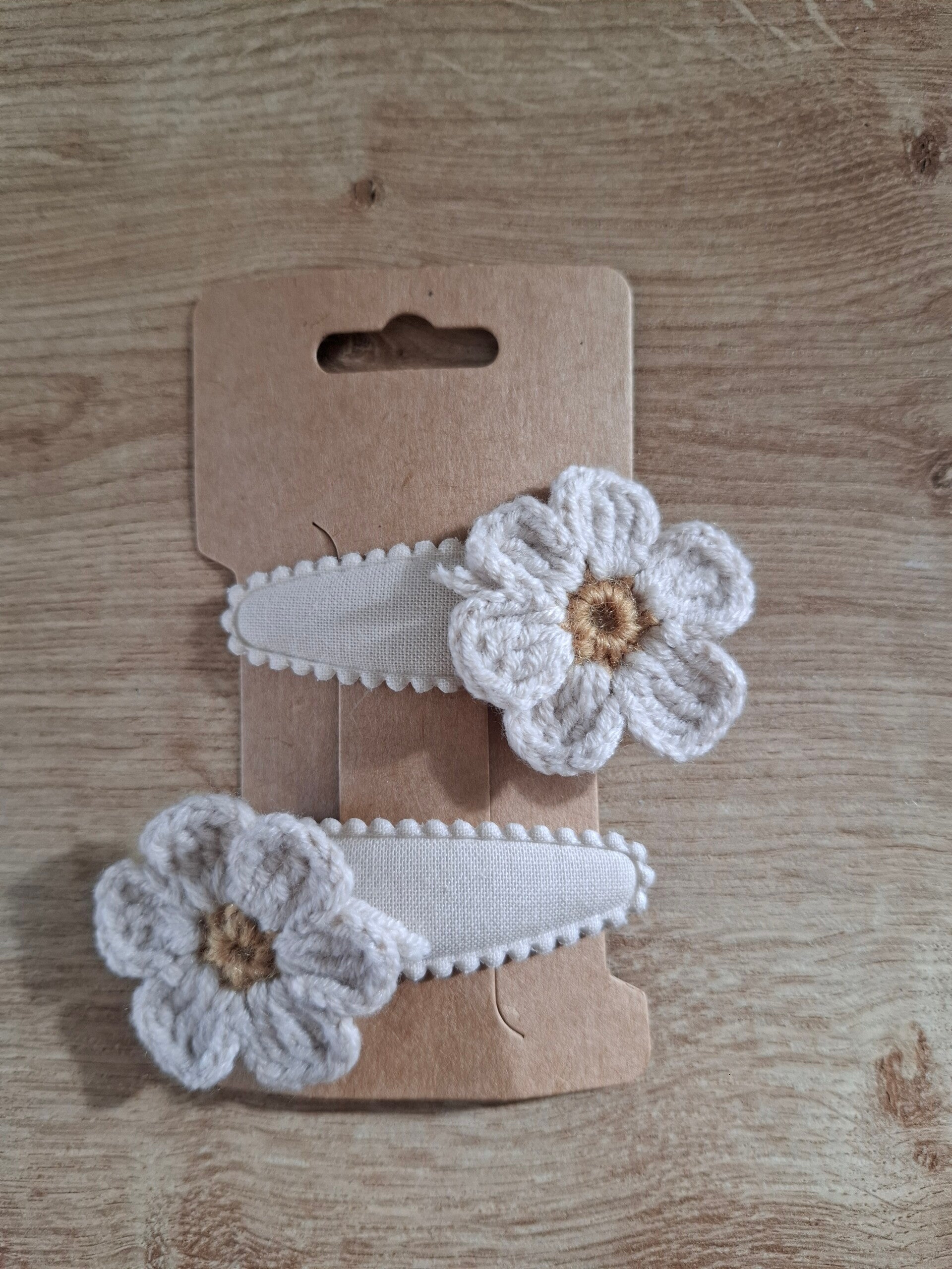 Klikklak knipjes linnen stof en gehaakt bloemetje