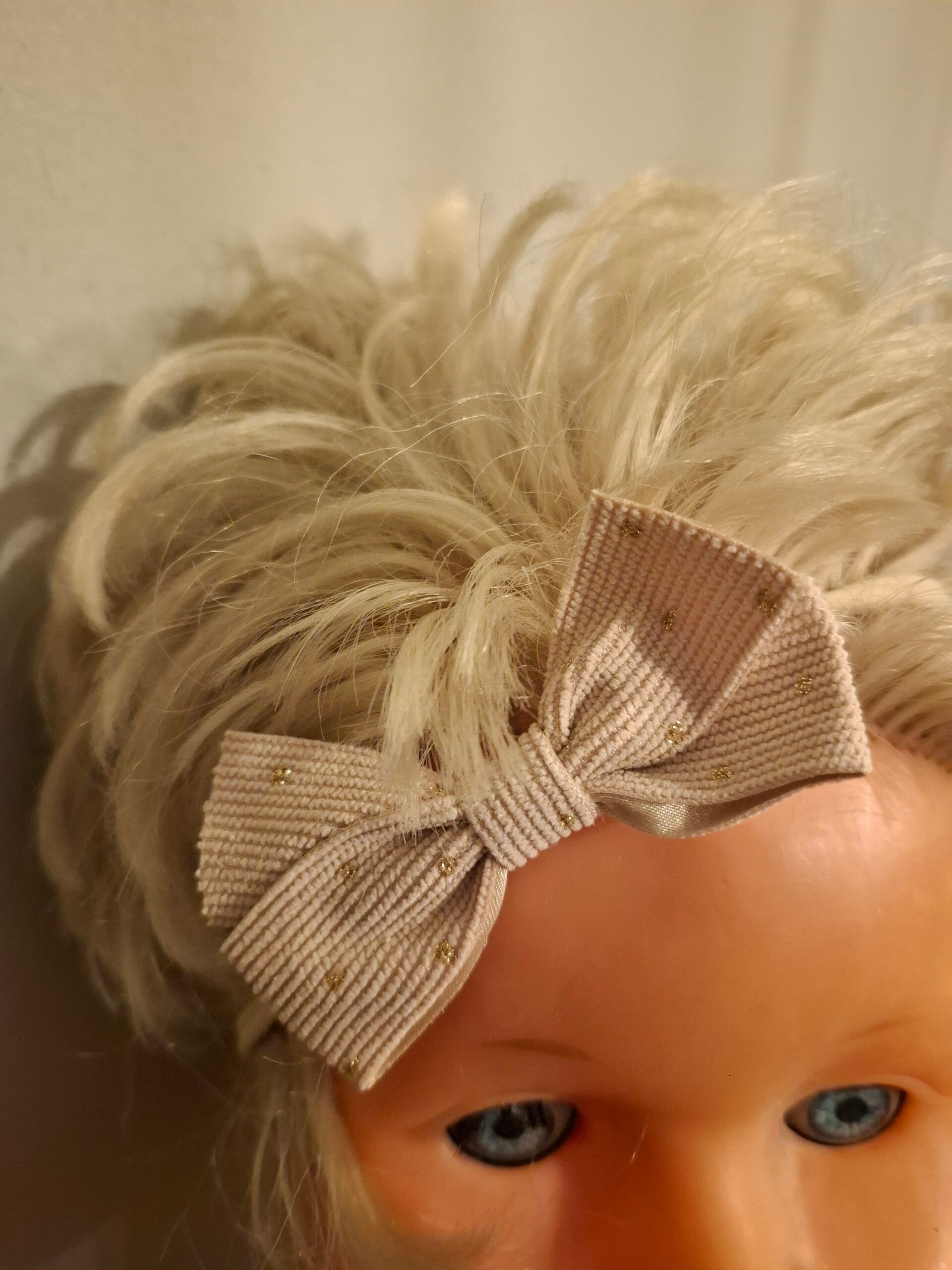 Strik op tricot haarbandje zand