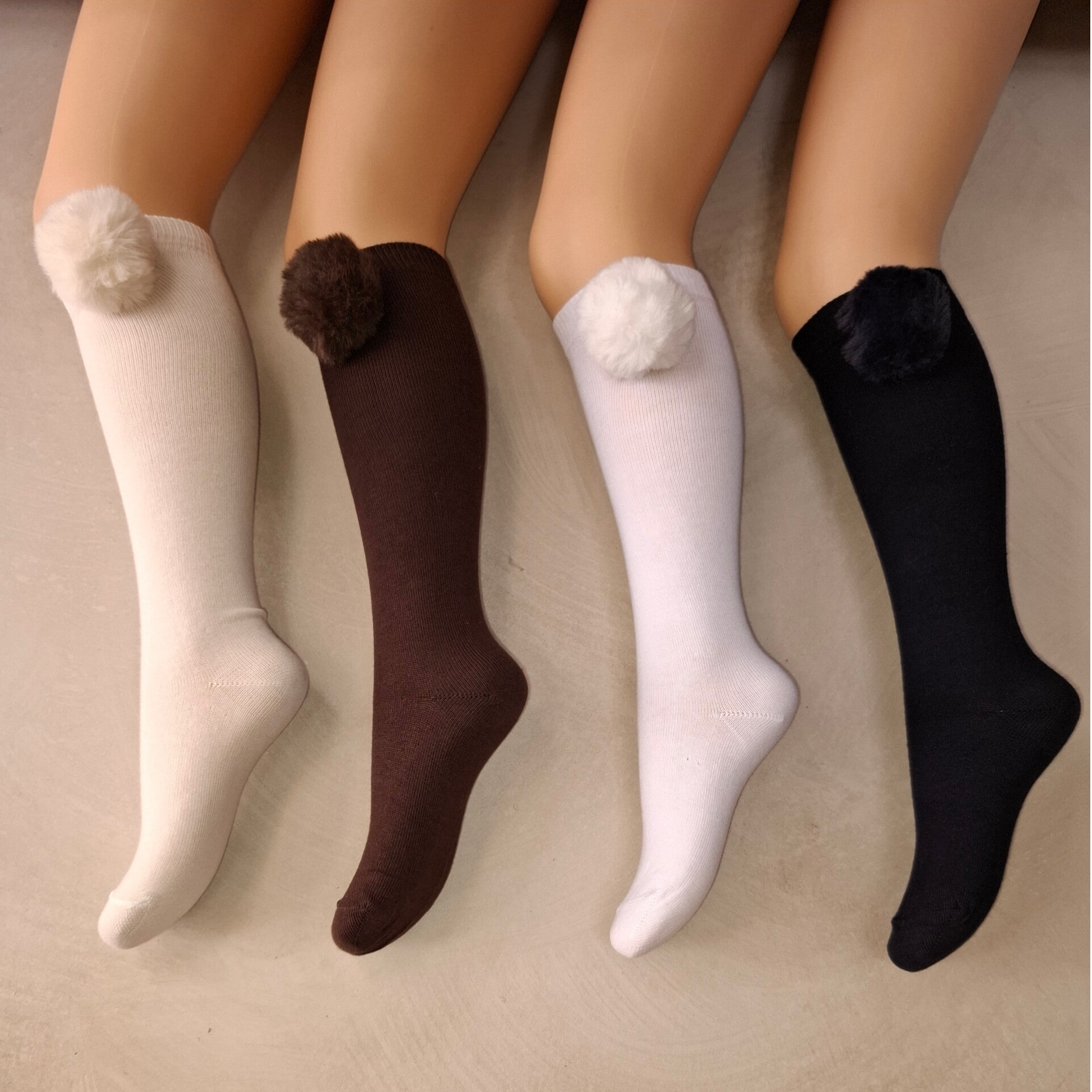 Mooie warme kniekousen met bont pom-pom