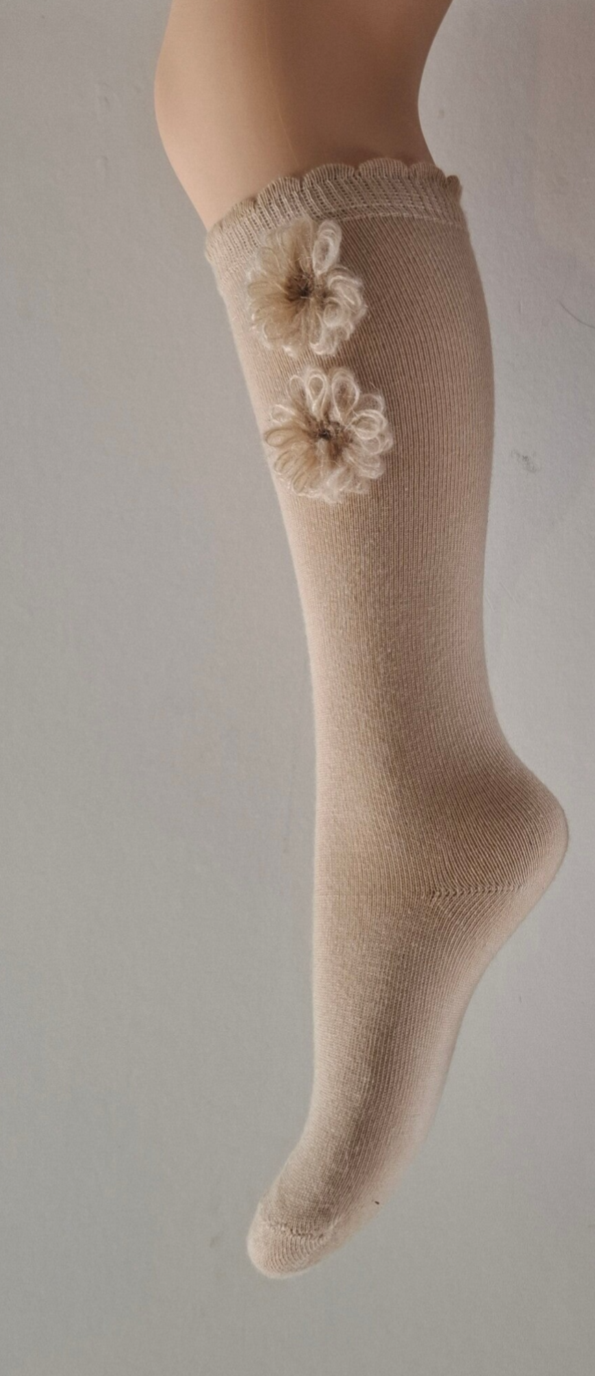 Mooie kniekous madelief exclusieve bloem in zandkleur