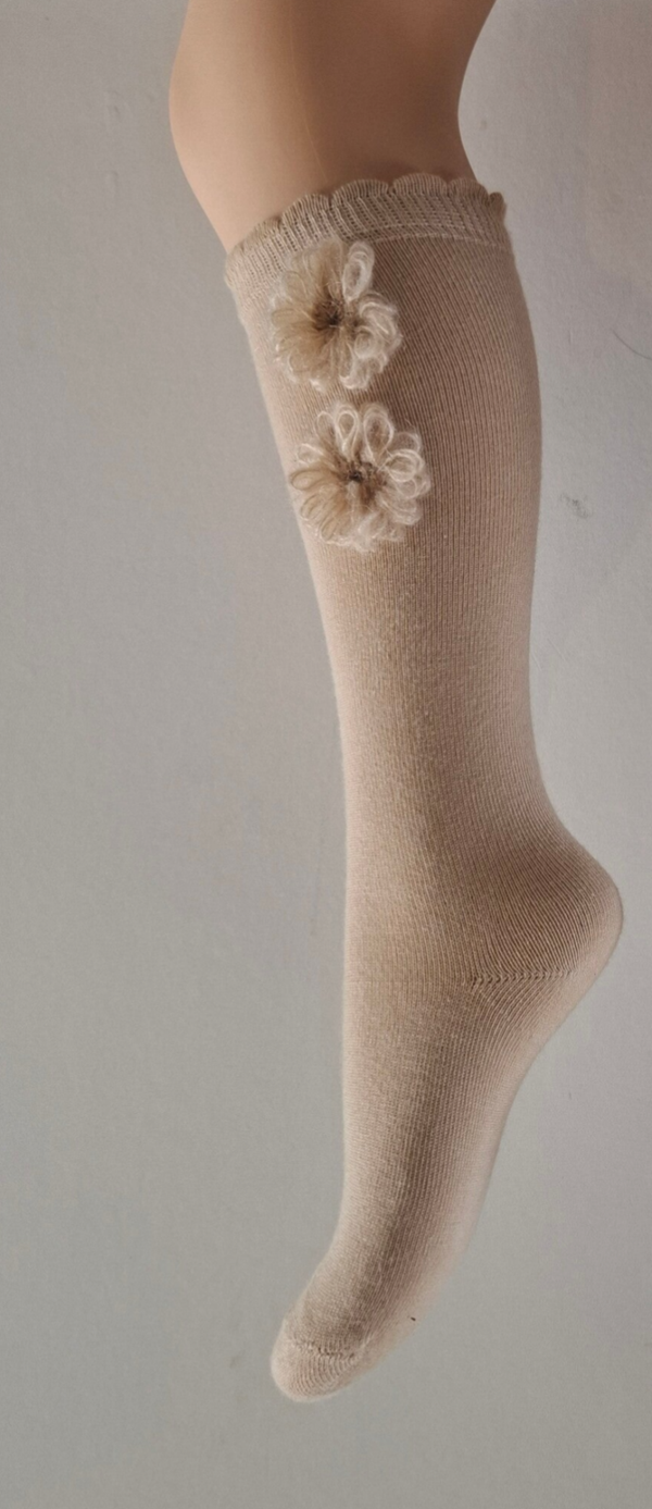 Mooie kniekous madelief exclusieve bloem in zandkleur