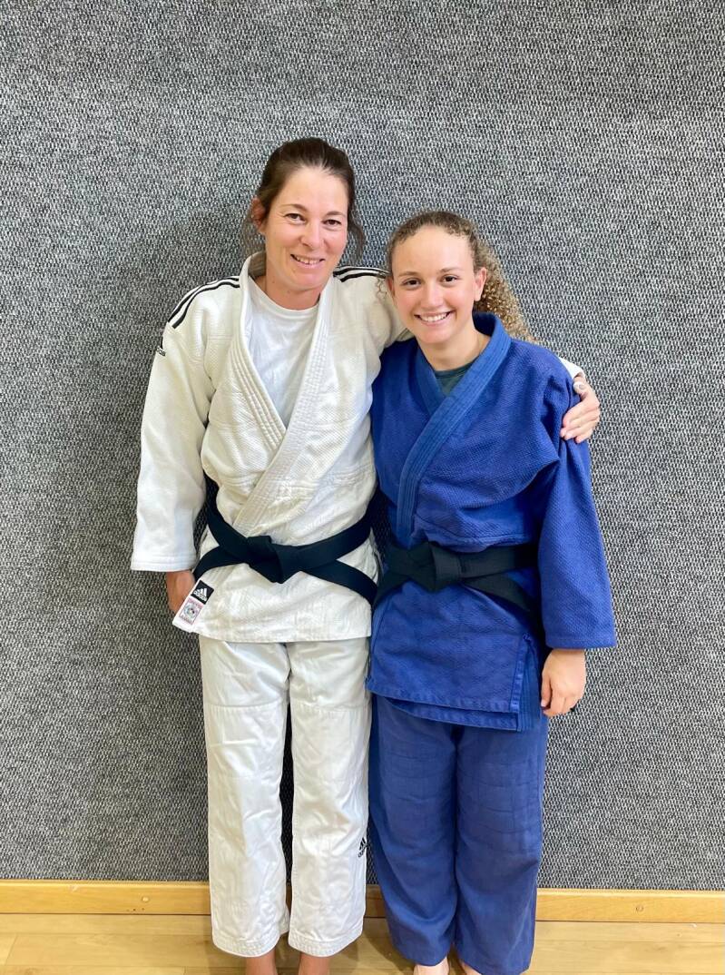 Sylvia mit einer ehemaligen Schülerin