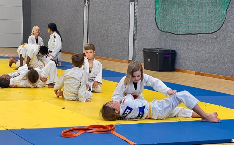 Die Kinder beim trainieren 