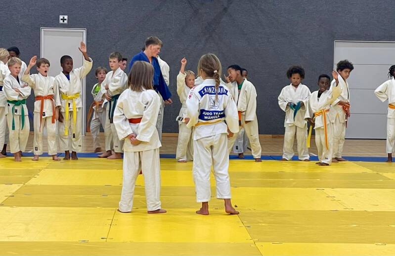 Fenja Konzmann mit den namibischen Kindern beim Training